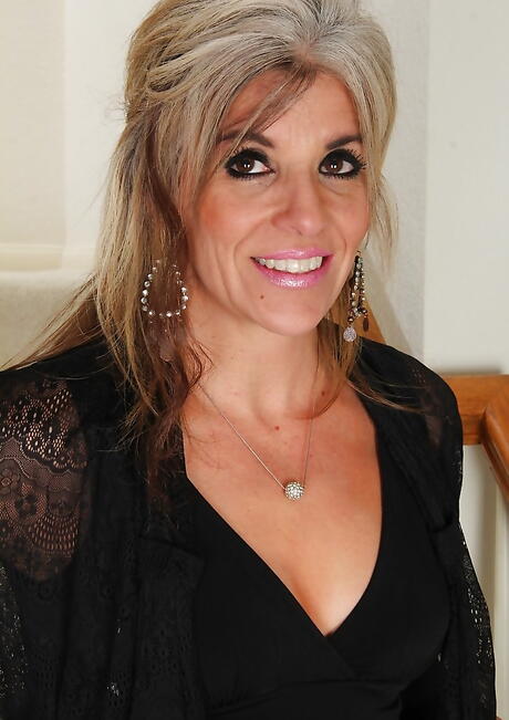 Hot american mature Sierra Smith denudes small tits and cute pussy 