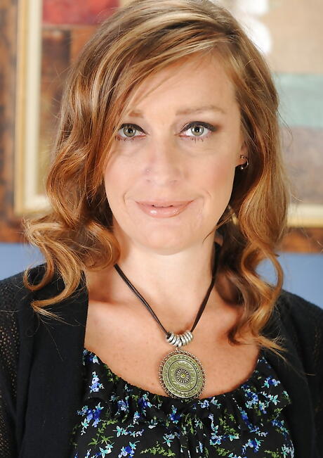 Svelte american milf Cindi Thompson unveiling tiny tits and spreading her legs 